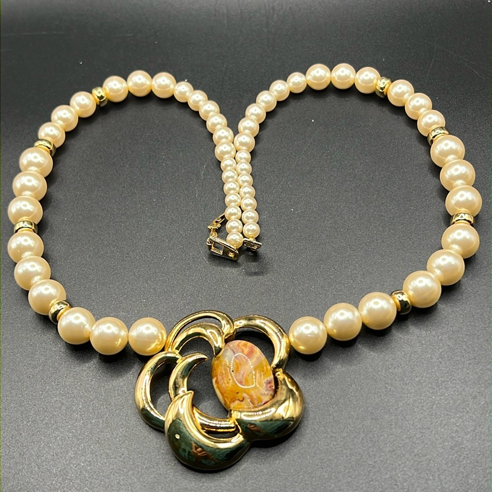 Vintage Napier agate pendant pearl necklace